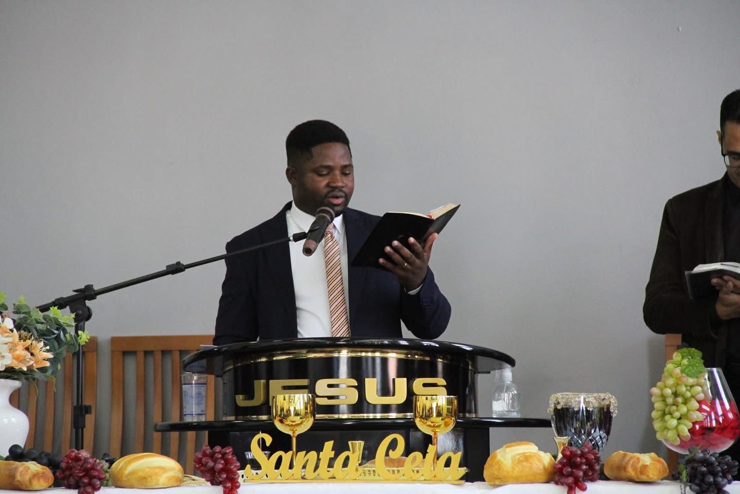 Isaac Mungongo ministrando